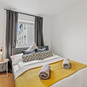 Perfect Location, 2 Min To Main Station, Long Term Stays